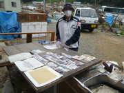 写真の洗浄・整理作業