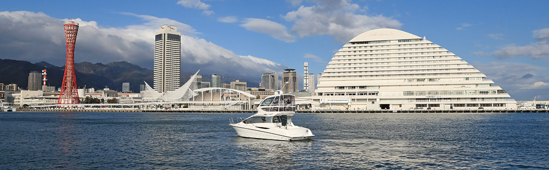 港内ではオリエンタルホテルをはじめ、ポートタワーや海洋博物館など、特徴的な形をした建物を海上から見学することができる。
