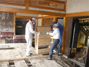 家具の運びだし作業