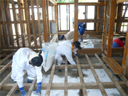 屋内へ消毒用の石灰を撒く