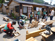 仮設住宅でのベンチづくり