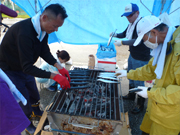 三陸大船渡さんままつりで、さんま焼きを担当