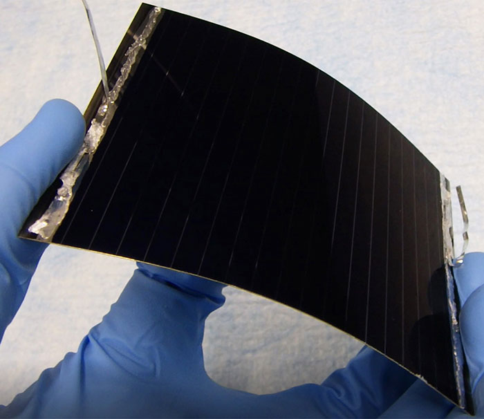 柔軟性があり、世界最高レベルの発電効率18.6%達成したCIS系太陽電池ミニモジュール