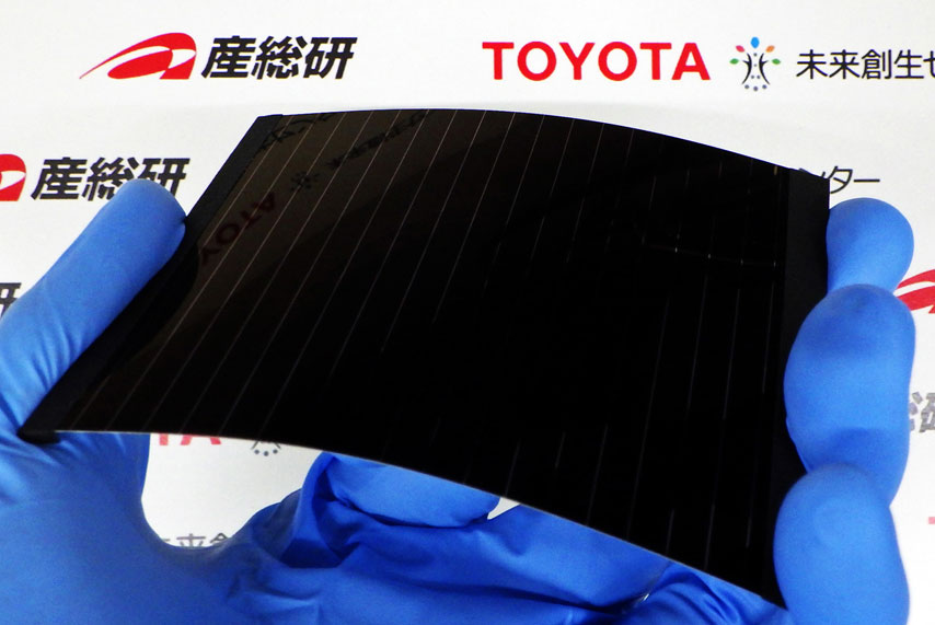 産総研とトヨタで共同開発したCIS系太陽電池ミニモジュール
