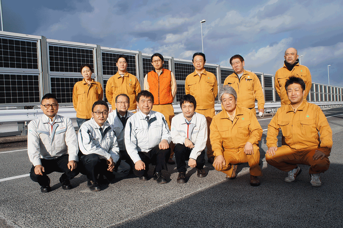 大林組、豊田中央研究所、トヨタ混成チームによる太陽光発電パネル交換プロジェクト