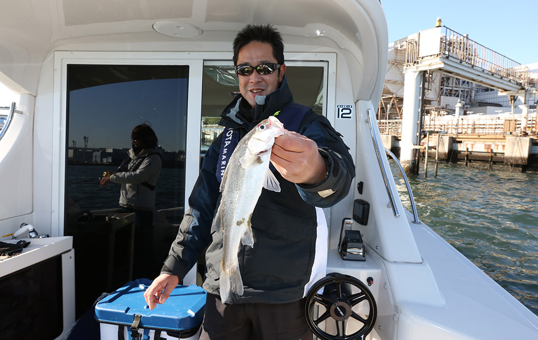 撮影をサポートしてくれた神奈川トヨタ商事の松田さん。釣りの腕前はとても高く、この日は短時間で簡単にシーバスを釣り上げてしまった。