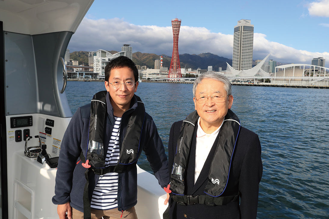 見所が凝縮された神戸港に入ると、専務取締役の西村公志氏とともに記念撮影。