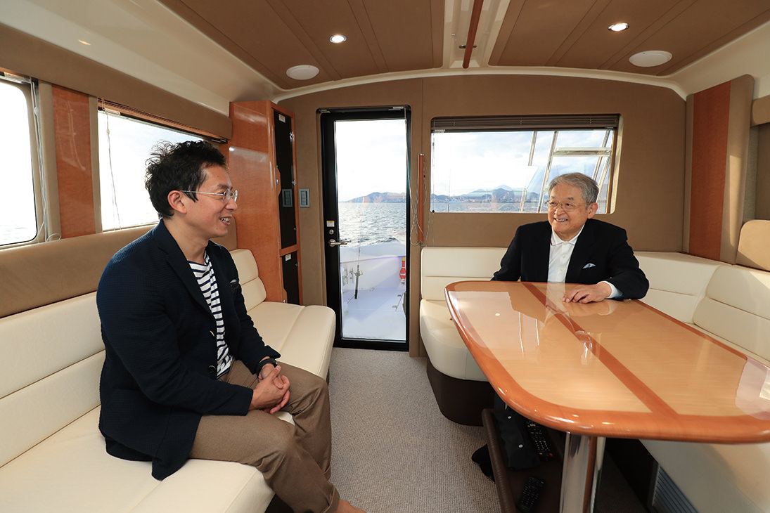 洗練された空間が演出されたサロンは静粛性も高く、ゆったりと寛ぎながら会話を楽しめる。
