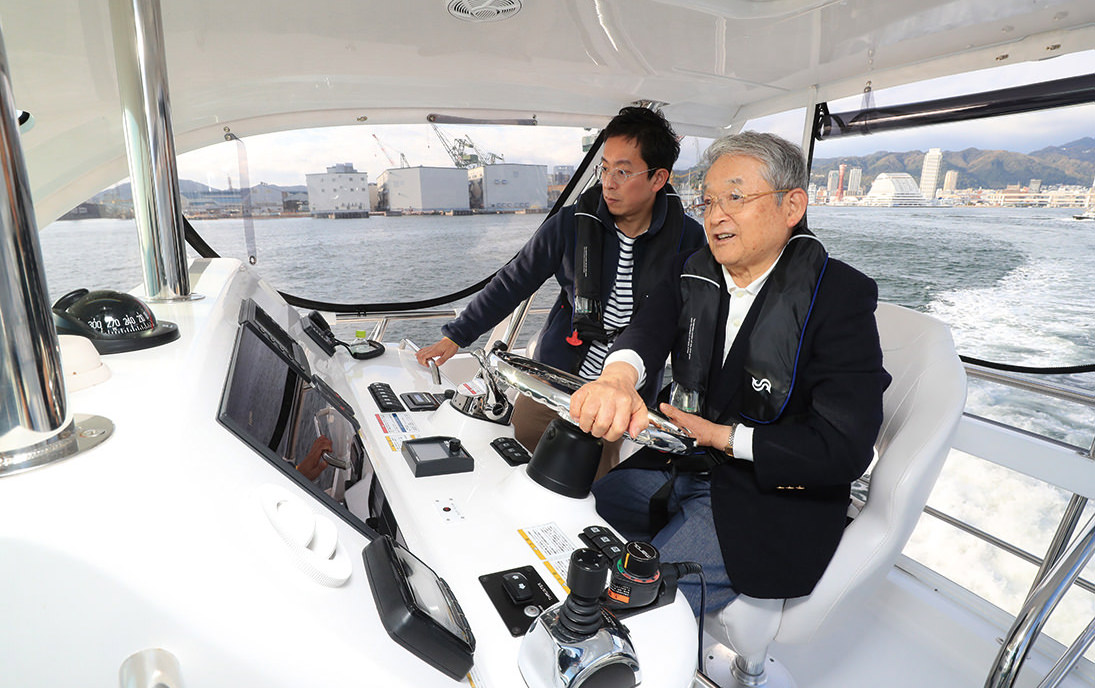 自らステアリングを握り操船を楽しむ西村会長。アルミハルを採用したPONAM-35swの乗り味を絶賛していた。
