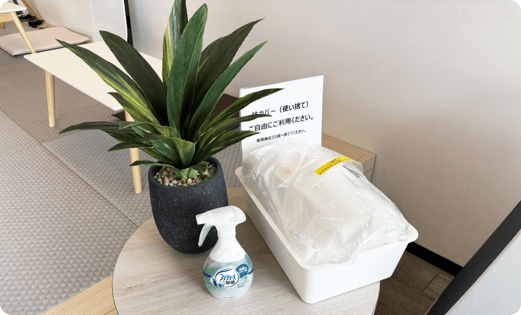 使い捨て枕カバーと消臭スプレーを設置してくださっています。