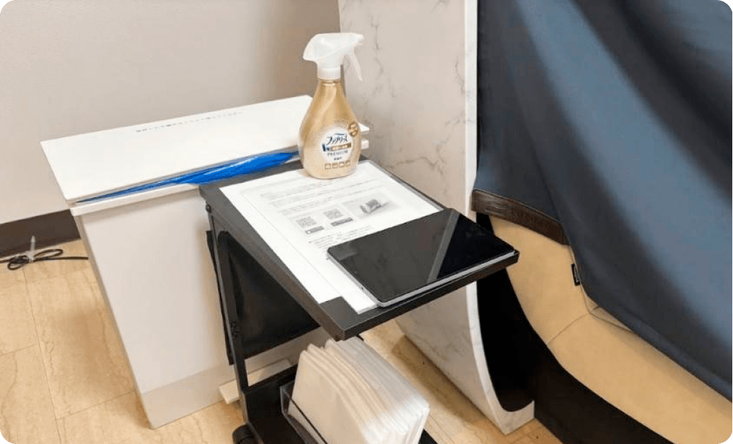 設置されている使い捨て枕カバーと消臭スプレー